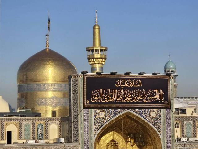 تعویض پرچم گنبد مطهر امام رضا (ع) با فرا رسیدن ایام عزاداری امام هادی (ع)