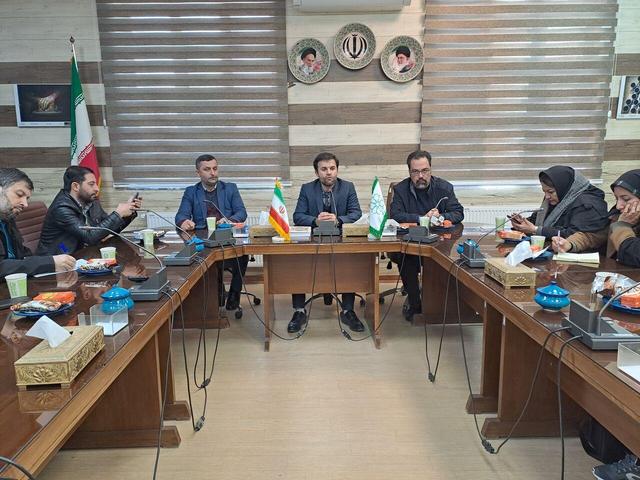 نصب پلاک افتخار بر سر درب خانه‌های هنرمندان سفال لالجین