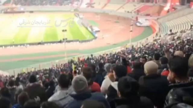 فیلم/ پذیرایی هواداران تراکتور از خاندان پهلوی در ورزشگاه!