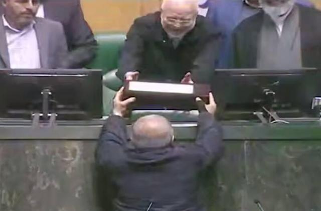 فیلم/ رئیس‌جمهور لایحه بودجه سال ۱۴۰۵ را تقدیم مجلس کرد