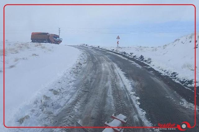 بارش برف در جاده منتهی به ساوه