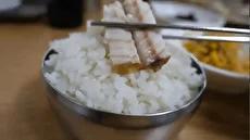 کباب ماهی روی آتش؛ طعم غذای خیابانی سئول (فیلم)