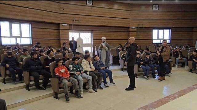 چهره محبوب فوتبال ایران در مدارس بیجار؛ روایت‌هایی از ایثار، شجاعت و رؤیای موفقیت