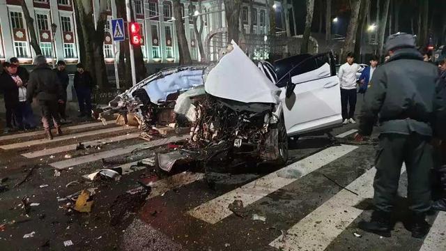 ببینید | لحظه وقوع تصادف شدید لکسوس با مرسدس بنز در ترافیک!