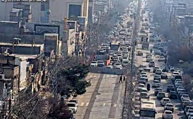 فرونشست زمین یک مسیر پر تردد را مسدود کرد