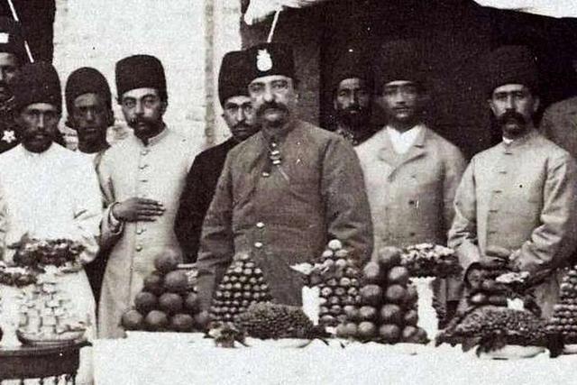 خاطرات ناصرالدین‌شاه: تیمورمیرزا میوه درخت موز آورده بود، مثل خوشه انگور با هم آویزان است، اما میوه‌اش بعینها مثل بامیا است