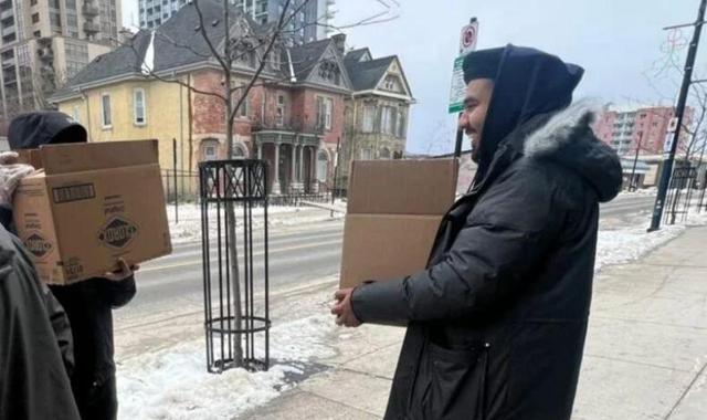 ابتکار جوانان مسلمان در لندن برای اطعام به فقرا و نیازمندان در آستانه کریسمس