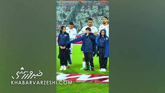 ویدیو| وقتی ملی پوشها کاپشن خود را چتر کودکان کردند!