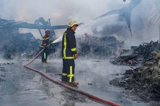 عملیات گسترده آتش‌نشانان برای مهار حریق در منطقه ویژه اقتصادی سلفچگان