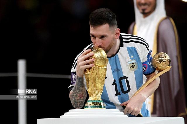 مسی بهترین ورزشکار ۲۵ سال اخیر؛ رونالدو در رده دهم!