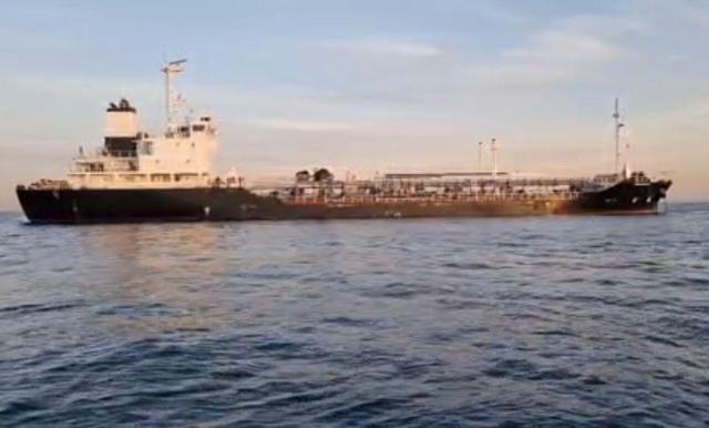 توقیف کشتی حامل چهار میلیون لیتر سوخت قاچاق و ۱۶ قاچاقچی‌ غیرایرانی‌ در خلیج‌فارس+فیلم‌