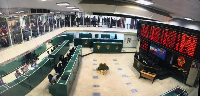 بازار سرمایه همچنان در مسیر رشد/ دلار و سهم‌های دلاری در کانون توجه