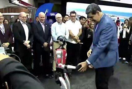 ببینید / رقص مادورو با یک ربات انسان نما