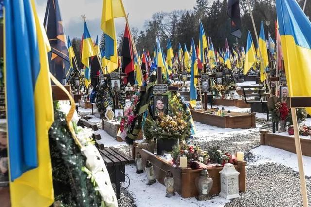 گورستان‌های لبریز اوکراین بدون اعلام آمار تلفات جنگ