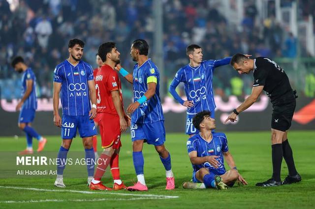 انتقاد از قراردادهای عجیب و نجومی استقلال