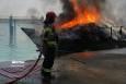 آتش‌سوزی در پارکینگ اسکله فجر جزیره قشم مهار شد+ فیلم