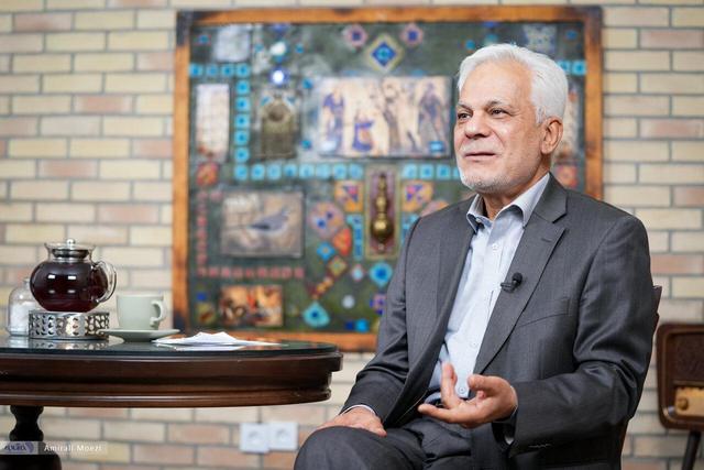 طلایی: در هایپرمارکت‌ میوه، فرد با لباس زیر میوه می‌خرد/ بپذیریم آن بخشی از رفتارهایی که پلیس با جوان‌ها و خانم‌ها انجام می‌دهد، درست نیست