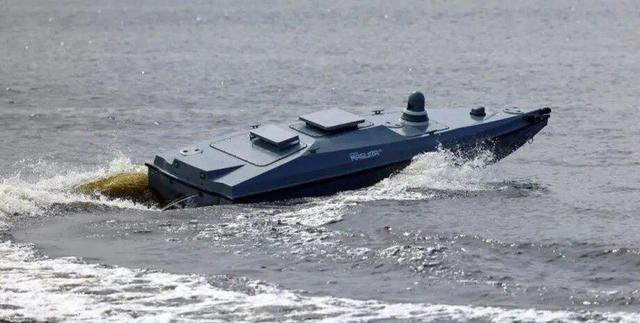 ببینید | قایق تندروی اوکراین نتوانست از سد سربازان گارد قدرتمند روسیه عبور کند