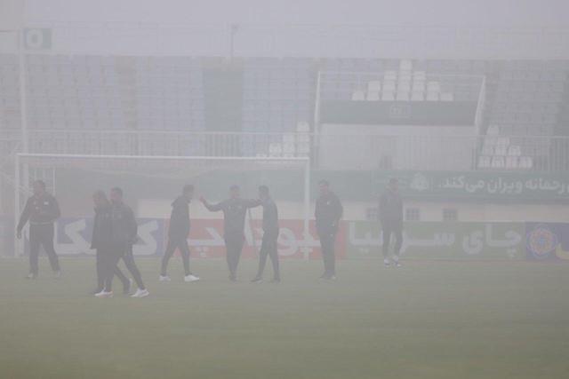 عکس | مه شدید در اراک؛ یک بازی لیگ برتر به تعویق افتاد