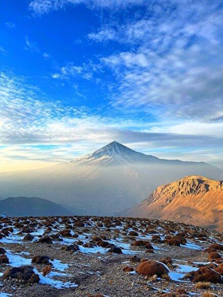 عکس: دماوند سربلند در میان دود.و آلودگی