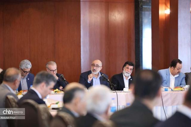 نشست جامعه هتلداران استان فارس با حضور مشاور وزیر و مدیرکل حوزه وزارتی وزارت میراث‌فرهنگی، گردشگری و صنایع‌دستی