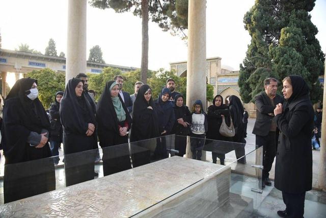 حضور معاون رئیس‌جمهور در امور زنان و خانواده در جوار آرامگاه حافظ شیرازی
