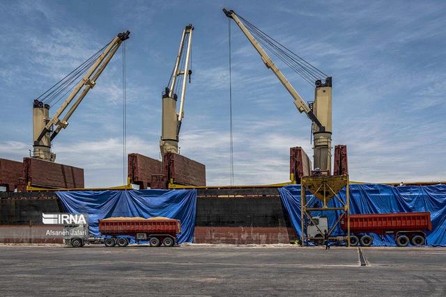 نخستین کشتی حامل ذرت در بندر شهید رجایی پهلو گرفت