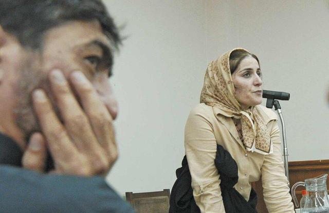 ویدیویی از دادگاه شهلا جاهد و تماس تلفنی او با ناصر محمدخانی