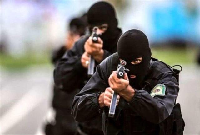 قدرت‌نمایی و رجزخوانی با کلت اسباب‌بازی! | ببینید