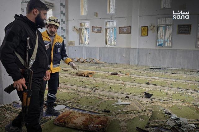 ببینید | آثار انفجار در داخل مسجد امام علی بن ابی‌طالب در محلهٔ وادی الذهبِ شهر حمص