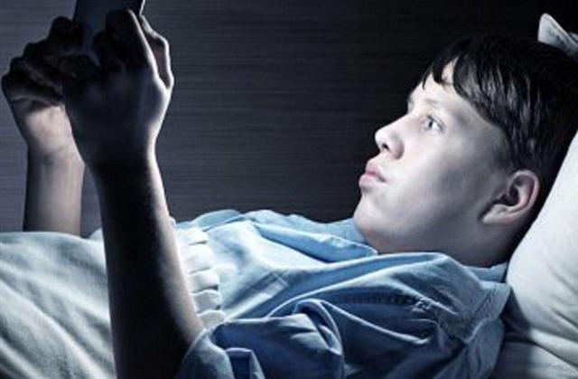 رفتارهای خودآسیب‌رسان نوجوانان؛ نقش خانواده و اعتیاد به اینترنت