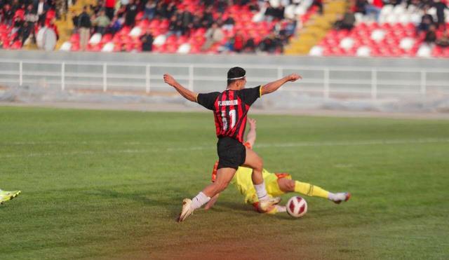 دلگرمی هواداران مشهدی در هوای سرد ورزشگاه ثامن/ ابومسلم بازی باخته را برد