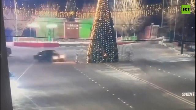 راننده جوان با خودرو به درخت کریسمس کوبید و ... +ویدیو