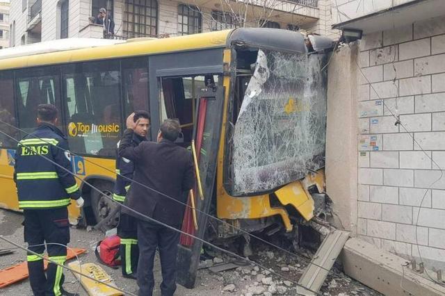 برخورد اتوبوس شهری با مانع در اتوبان ستاری