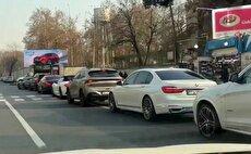 تصاویری از خودروهای لوکس در صف بنزین سوپر تهران (فیلم)