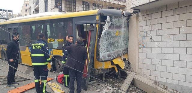 برخورد یک اتوبوس با دیوار در بزرگراه ستاری/ سرعت بالا، علت برخورد اتوبوس