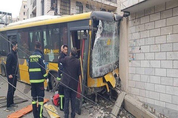 برخورد یک دستگاه اتوبوس با دیوار در بزرگراه ستاری