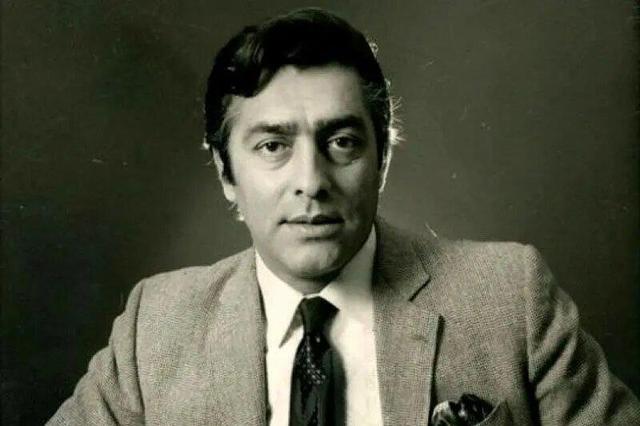 عکس/ «فردین» در حال دریافت نشان لیاقت از «محمدرضا پهلوی؛ سال ۱۳۳۳