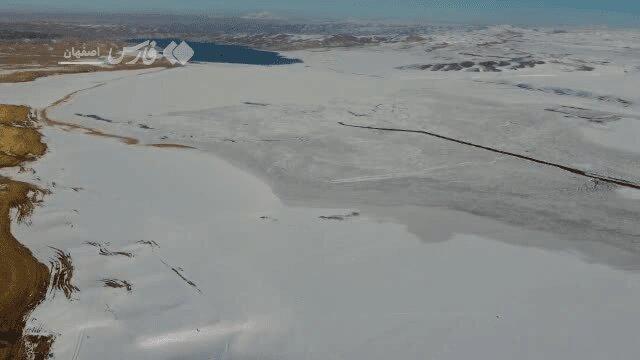 ببینید | بخشی از دریاچهٔ زاینده‌رود یخ زد