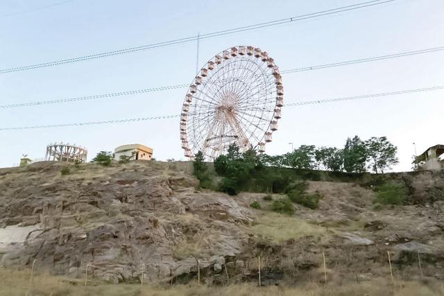 چرخ‌وفلک وعده‌ها در کوهستان پارک شادی