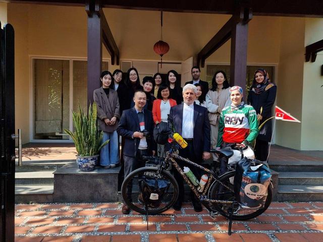 بانوی دوچرخهسوار در ویتنام؛ حامل پرچم فرهنگ، صلح و دوستی ایران در قاره کهن