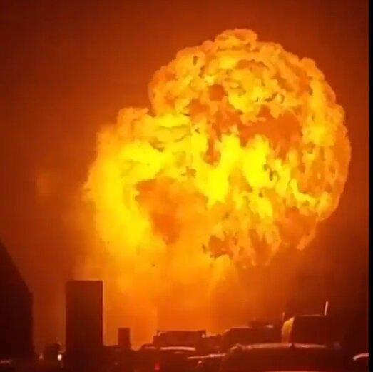 کامیون گاز مایع وسط بزرگراه تصادف کرد و منفجر شد! +ویدیو