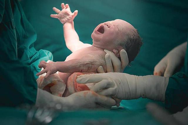 مادر شدن عامل کاهش سرطان در زنان