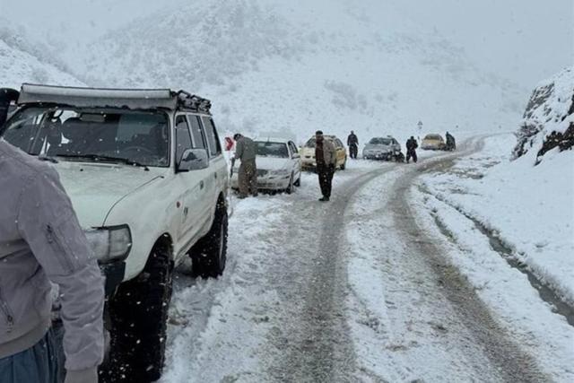 ترافیک سنگین در آزادراه قزوین–کرج همزمان با بارش برف در 15 استان