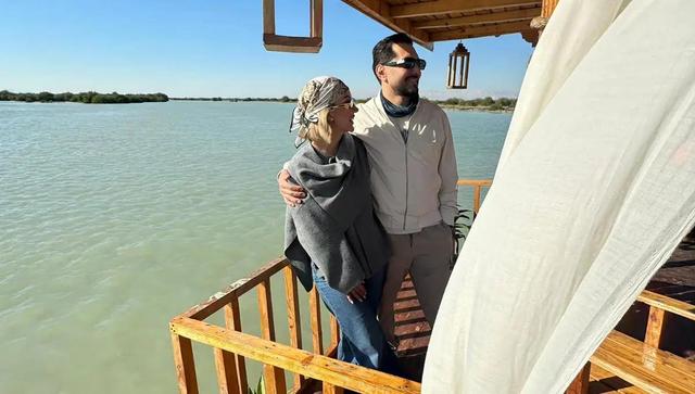 عاشقانه بهرام رادان و همسرش روی آب‌های نیلگون قشم (عکس)