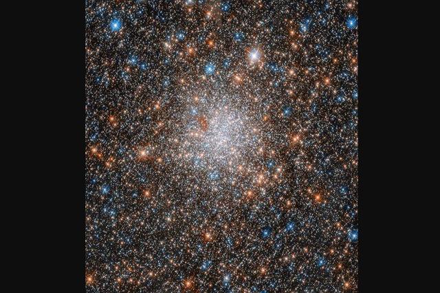 عکس روز ناسا از درخشش یک خوشه ستاره‌ای کروی