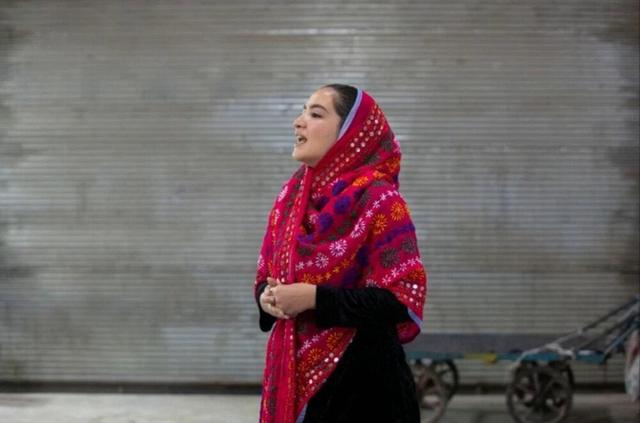 گزارشی از دختری که در بازار تاریخی اراک شاهنامه خوانی می‌کند