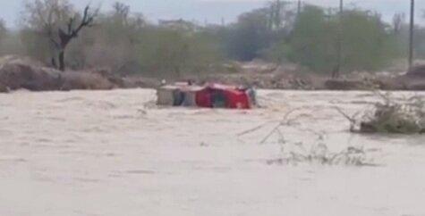 لحظه وحشتناک غرق شدن ماشین آتش نشانی در سیلاب هرمزگان | فریادهای دلخراش هموطنان برای نجات جان آتش‌نشانان اسیر در سیلاب