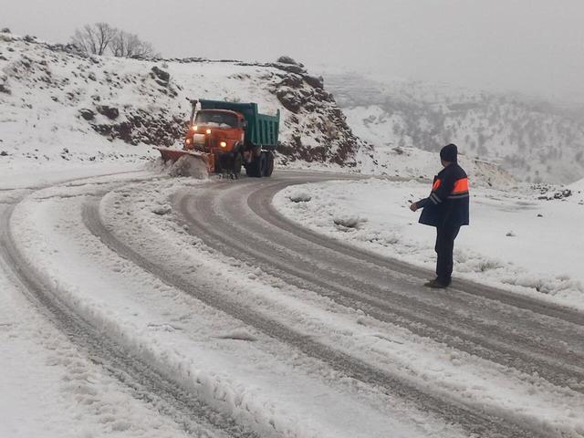 تلاش شبانه‌روزی نیروهای راهداری برای برقراری تردد ایمن در گردنه‌های چری و تاراز بازفت