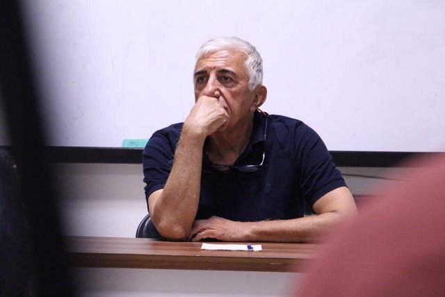 رضا کیانیان: ما پدرمان را از دست دادیم! جای چه گفت‌وگویی‌ست؟!